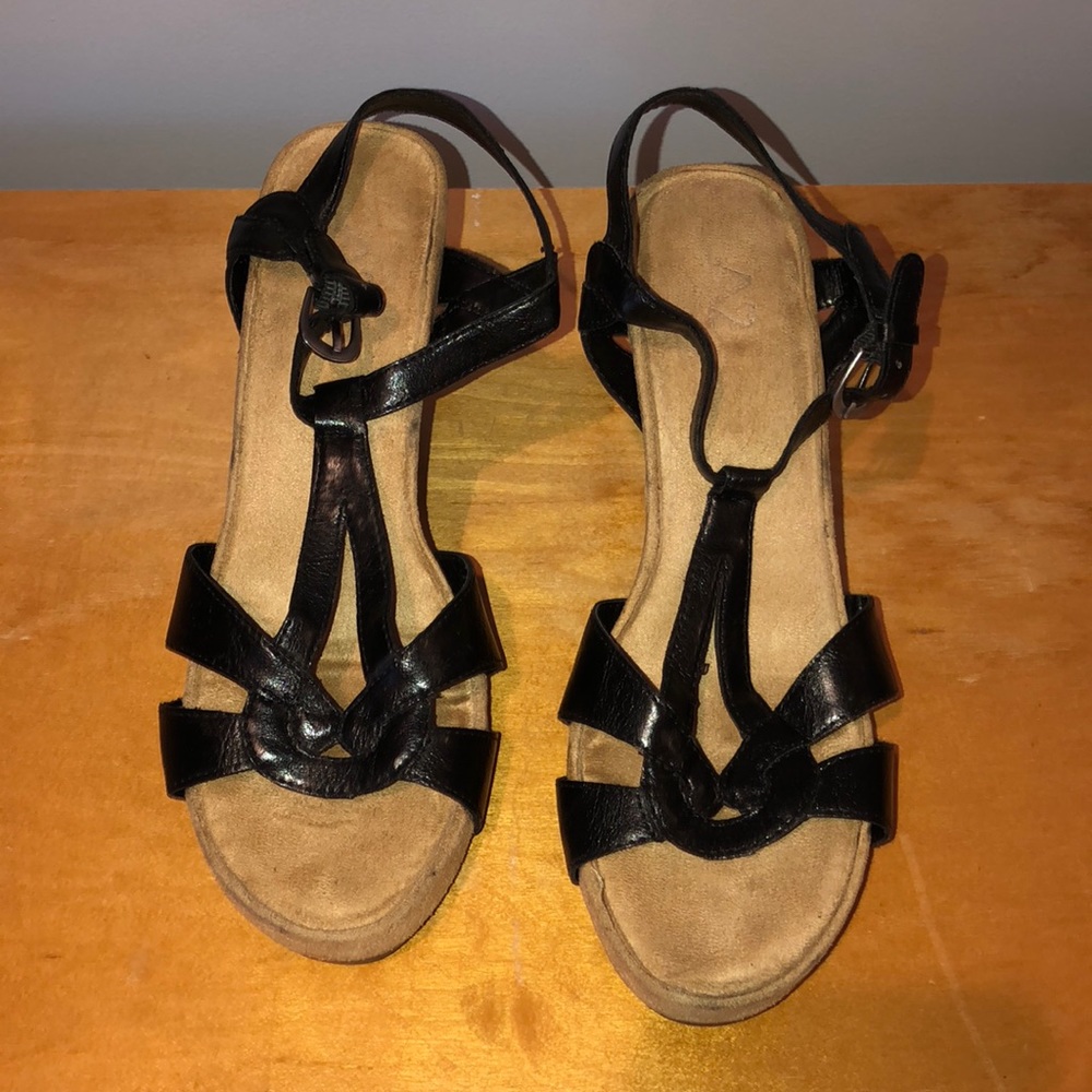 Black and tan wedges